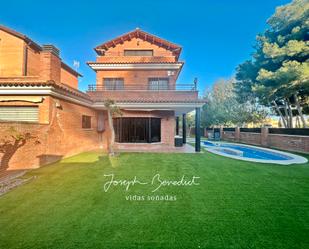 Vista exterior de Casa o xalet en venda en Castelldefels amb Aire condicionat, Terrassa i Piscina