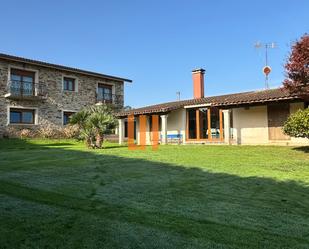 Vista exterior de Casa o xalet en venda en Carballo amb Calefacció, Jardí privat i Terrassa