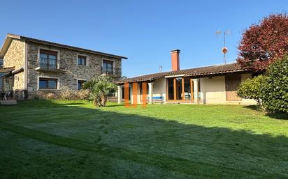 Vista exterior de Casa o xalet en venda en Carballo amb Calefacció, Jardí privat i Terrassa