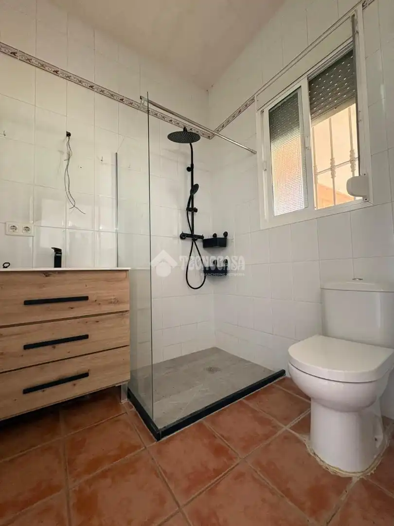 Bany de Casa o xalet en venda en La Rinconada amb Jardí privat