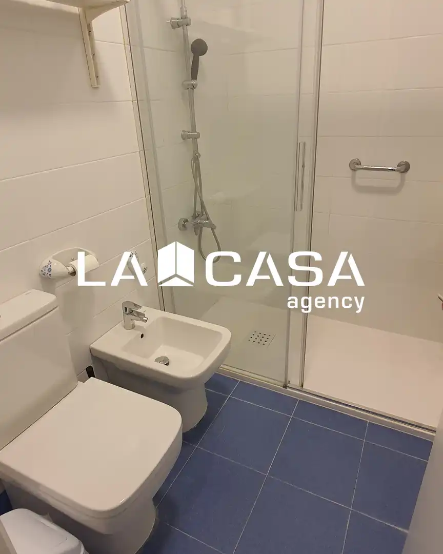 Bathroom of Flat for sale in Sevilla  with Terrace and Storage room