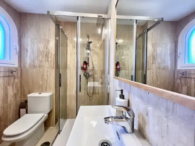 Badezimmer von Wohnung zum Verkauf in Marbella mit Klimaanlage, Heizung und Terrasse