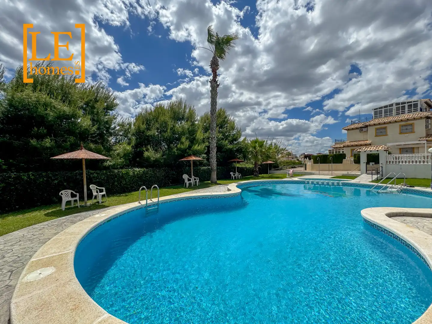 Piscina de Casa adosada en venda en Orihuela amb Aire condicionat, Jardí privat i Moblat