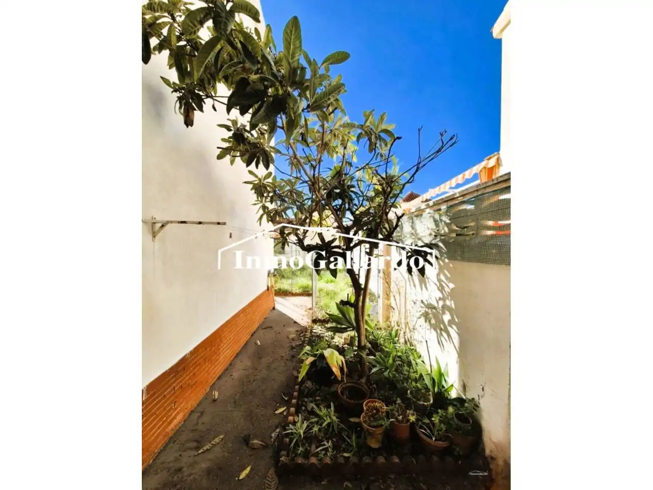 Vista exterior de Casa adosada en venda en Vélez-Málaga amb Jardí privat i Piscina comunitària