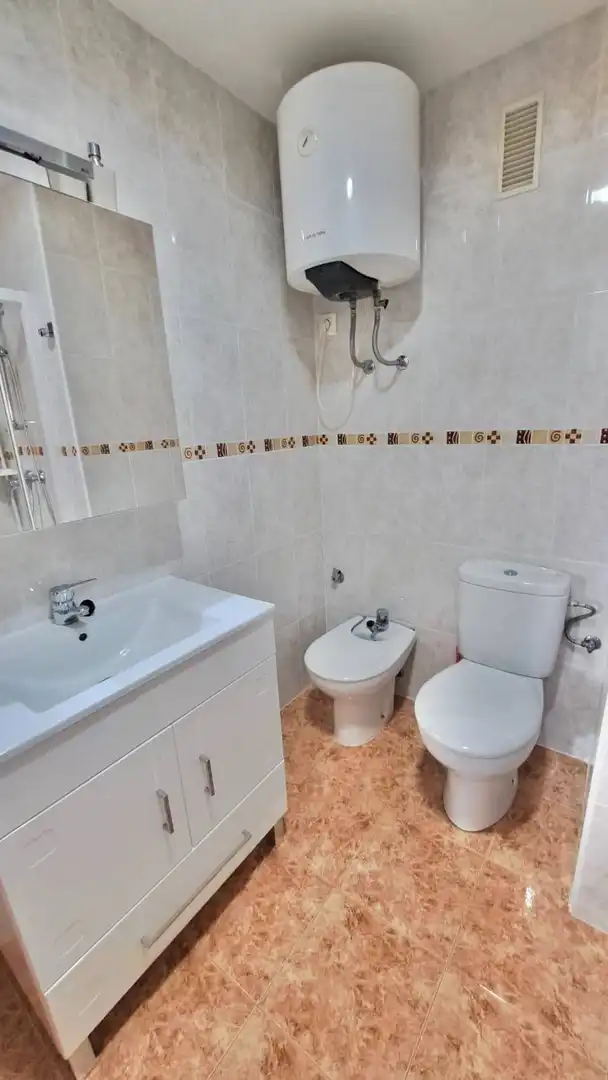 Baño de Apartamento de alquiler en La Pobla de Farnals con Aire acondicionado, Calefacción y Amueblado