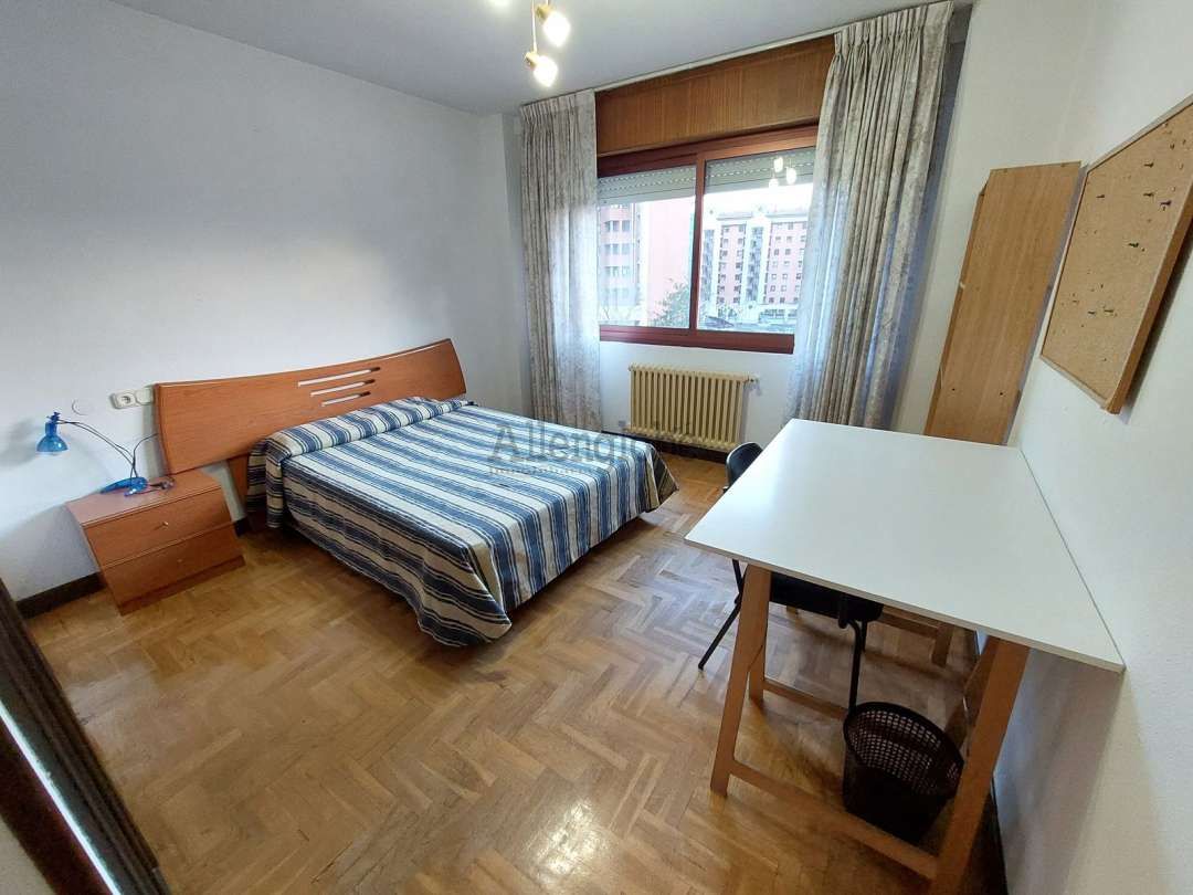 Habitación de Piso de alquiler en Oviedo  con Calefacción