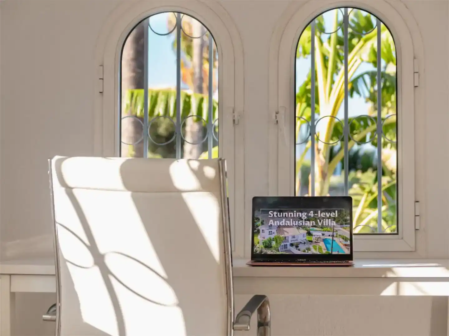 Vista exterior de Casa o xalet en venda en Estepona amb Aire condicionat, Piscina i Balcó