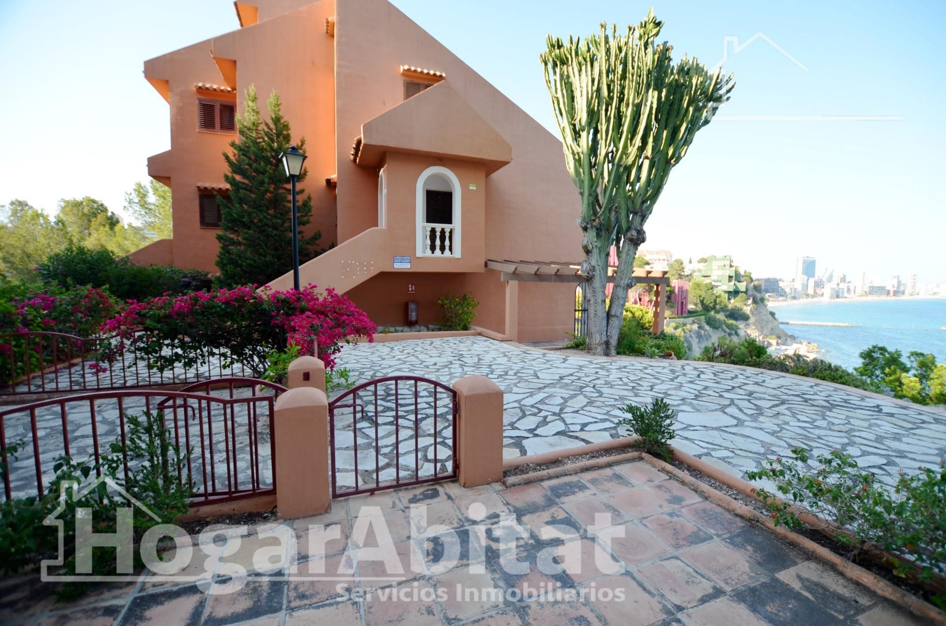Vista exterior de Casa adosada en venda en Calpe / Calp amb Calefacció, Jardí privat i Terrassa