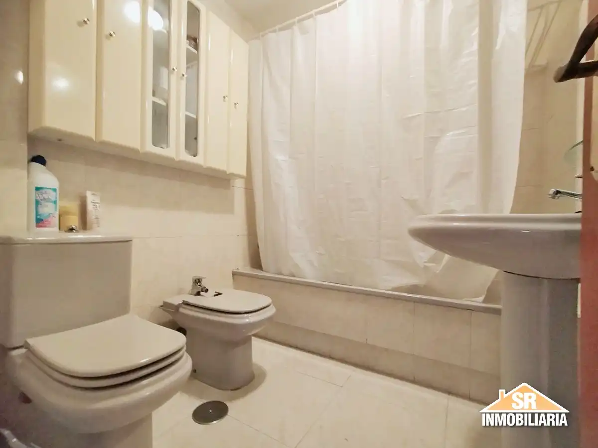 Baño de Piso de alquiler en A Coruña Capital  con Amueblado, Horno y Lavadora