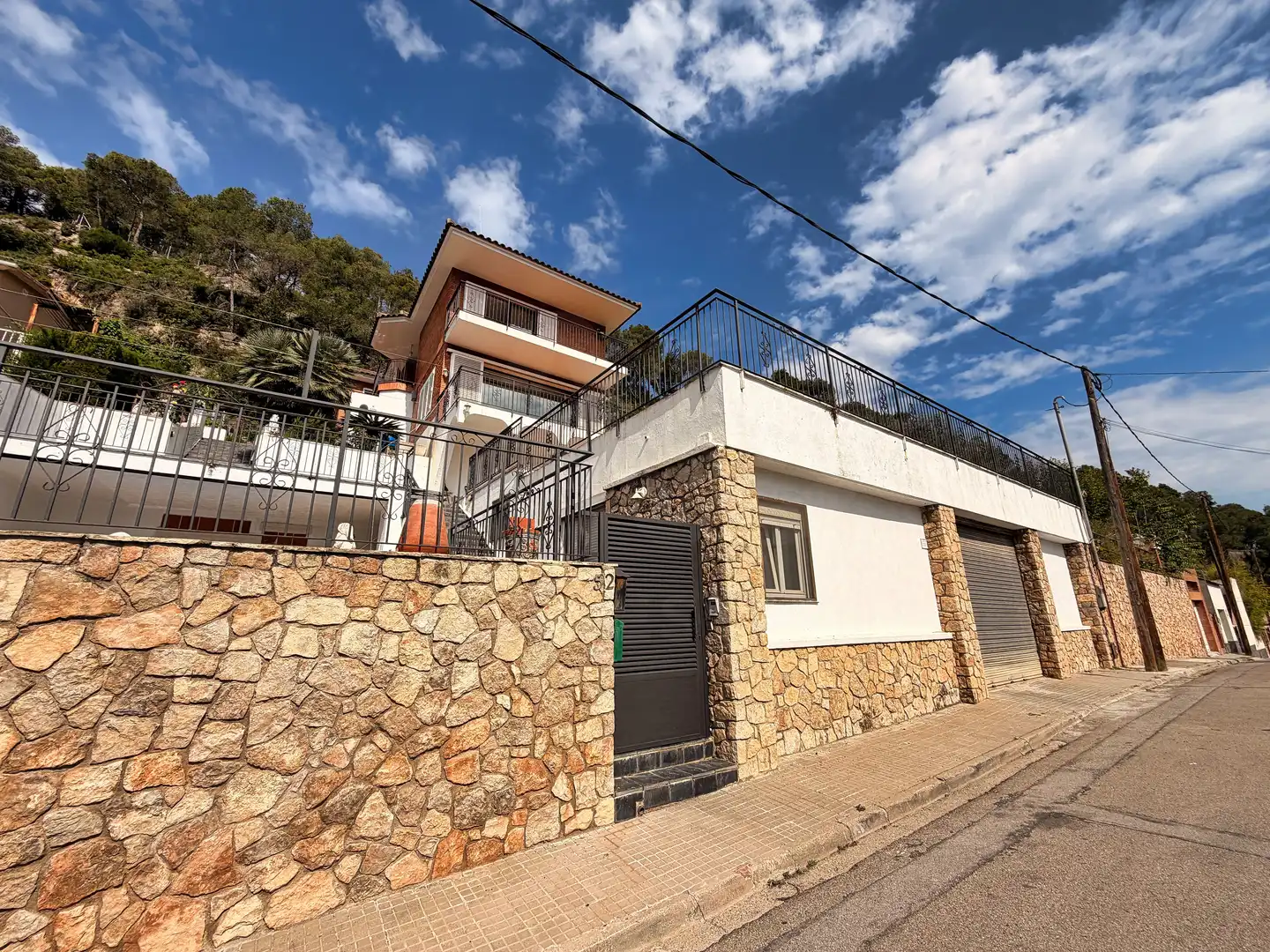 Vista exterior de Casa o xalet en venda en Vallirana amb Aire condicionat, Calefacció i Terrassa