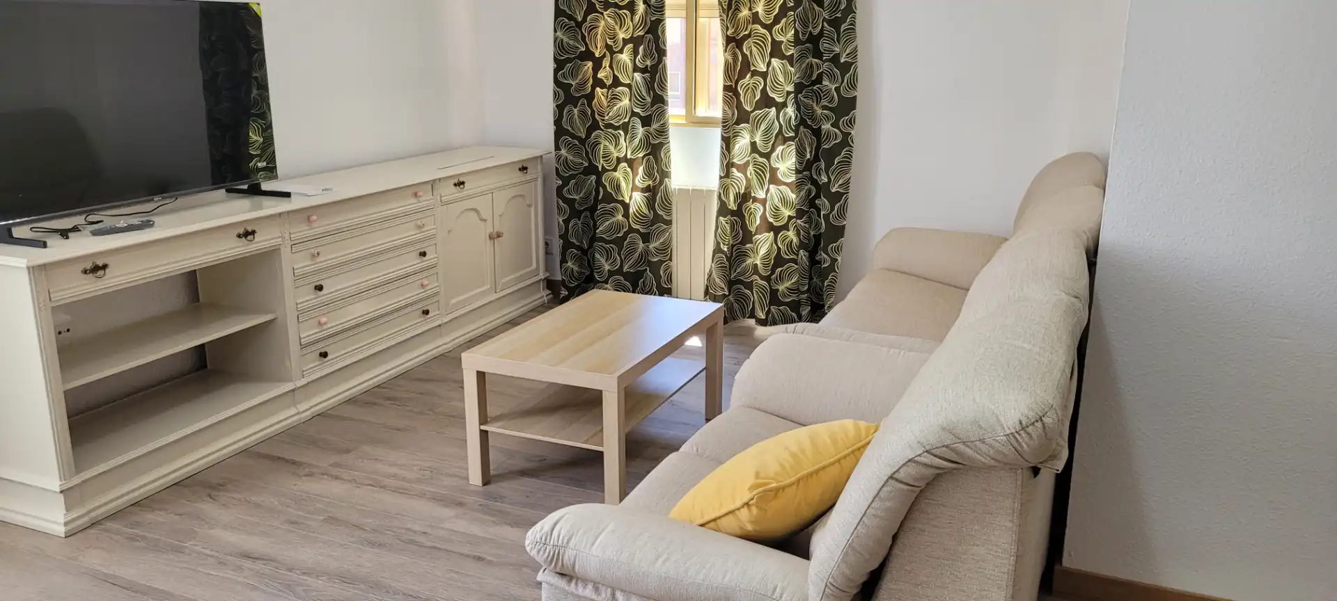 Sala de estar de Piso de alquiler en Cuenca con Calefacción, Parquet y Amueblado