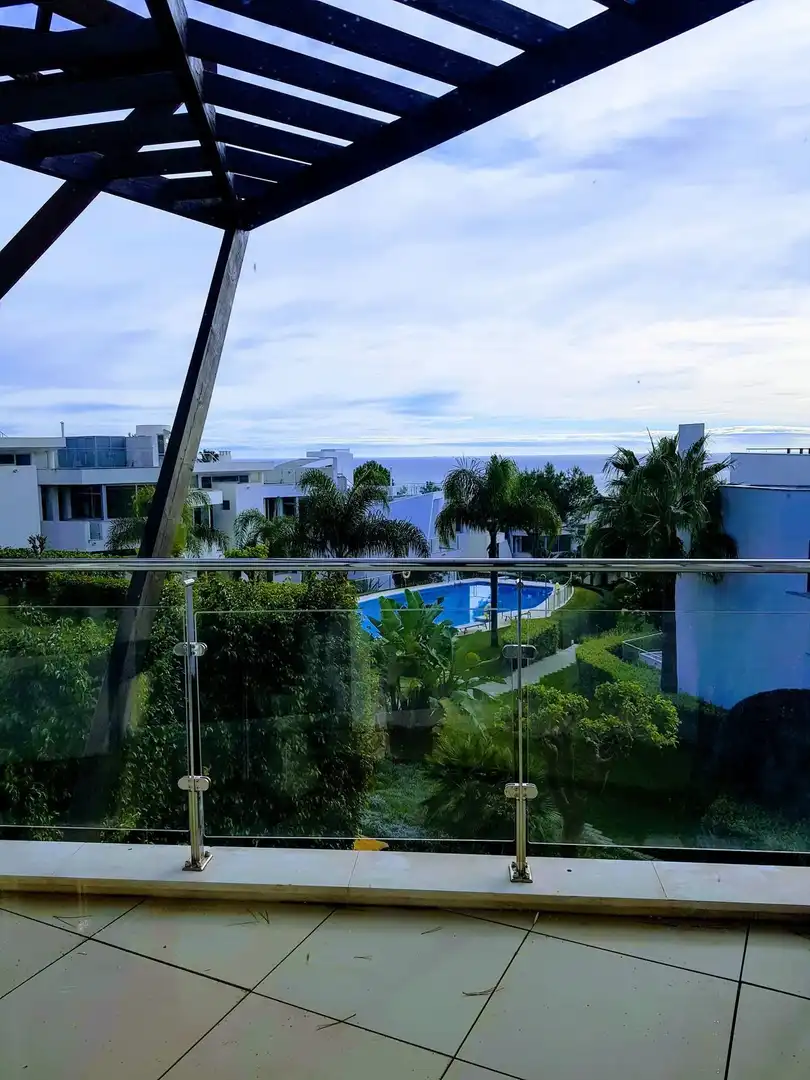 Vista exterior de Casa adosada de lloguer en Marbella amb Aire condicionat, Jardí privat i Piscina