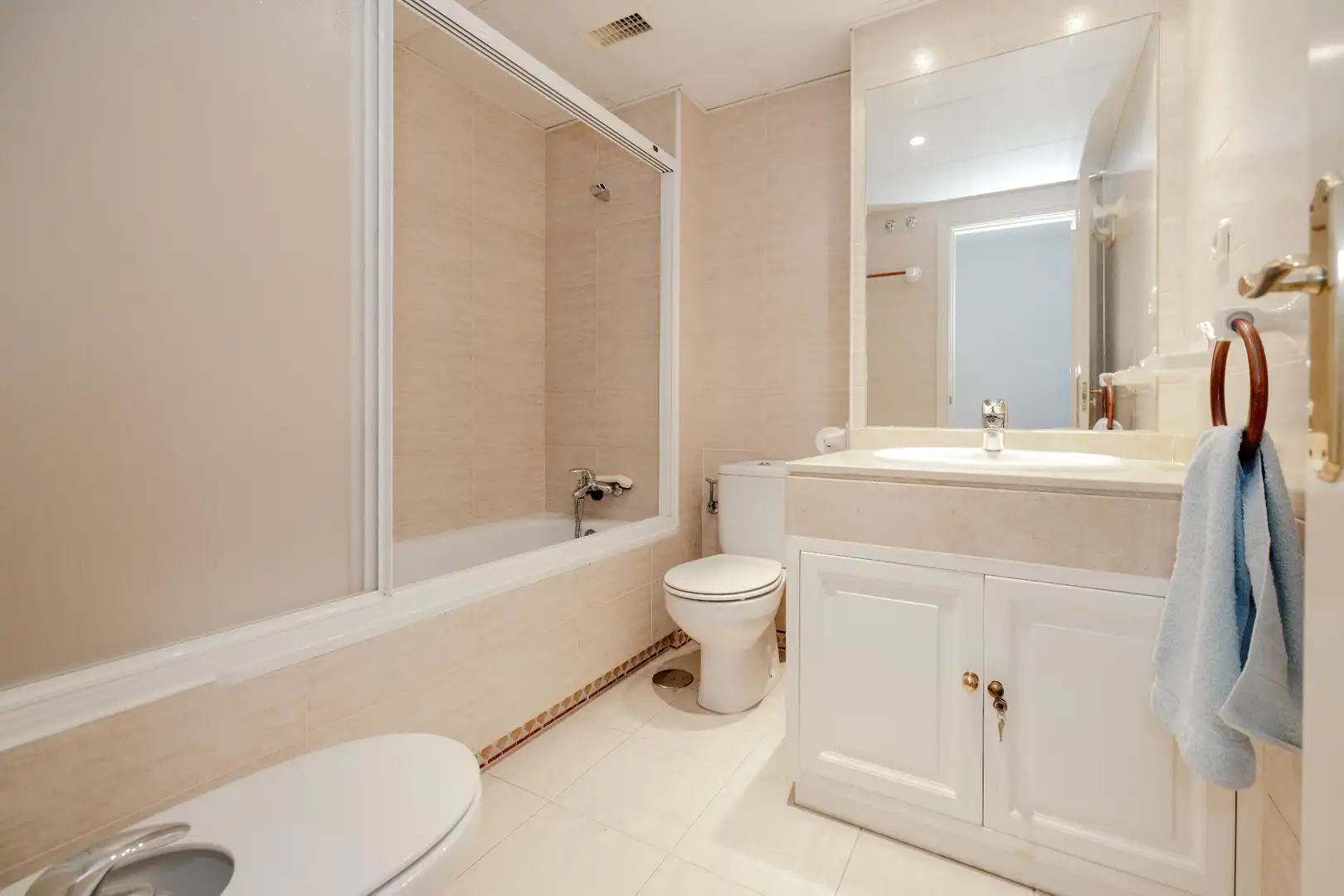 Bathroom of Flat for sale in Marbella  with Air Conditioner, Heating and Terrace