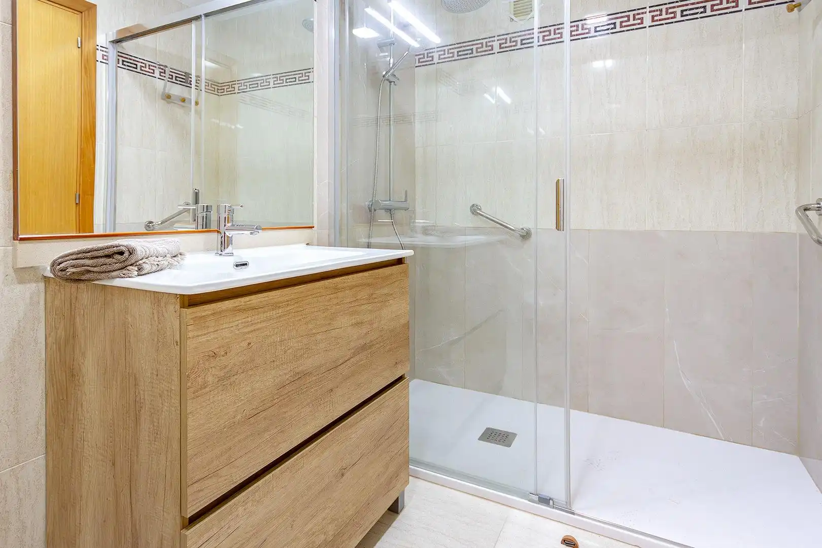Badezimmer von Wohnung zum Verkauf in Castelldefels mit Terrasse