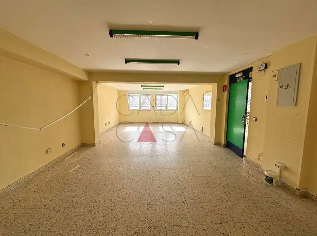 Oficina amb ascensor de lloguer a Numancia - San Fernando