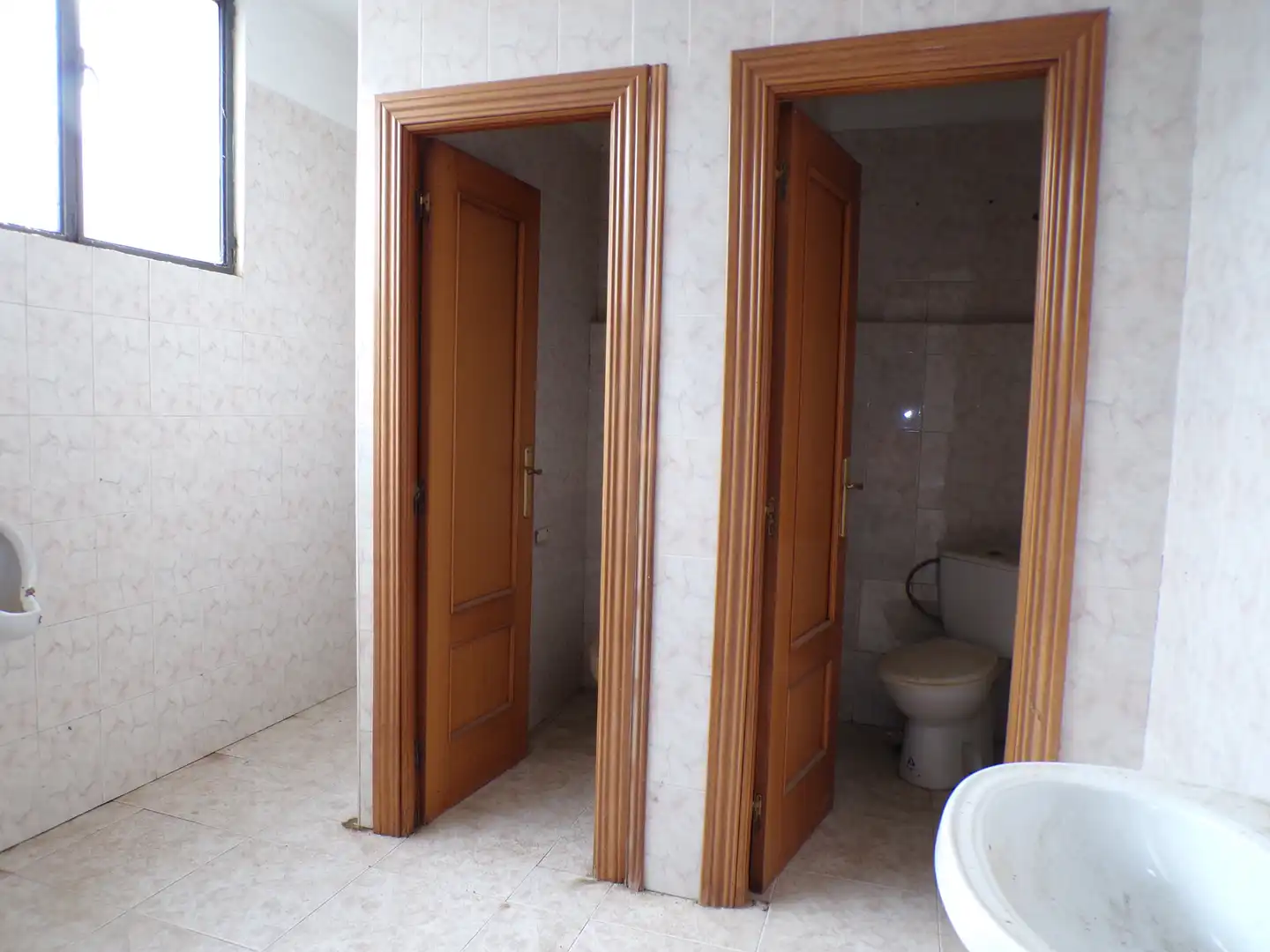 Badezimmer von Fabrikhallen zum Verkauf in Valderrubio
