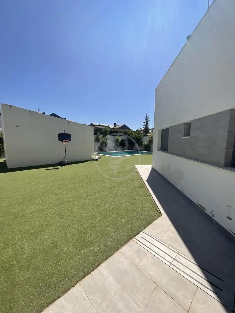 Piscina de Casa o xalet en venda en Linares amb Aire condicionat, Jardí privat i Piscina