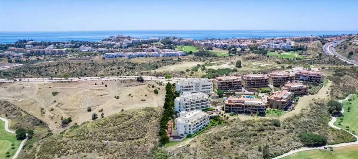 Außenansicht von Wohnungen zum Verkauf in Mijas mit Klimaanlage, Privatgarten und Terrasse