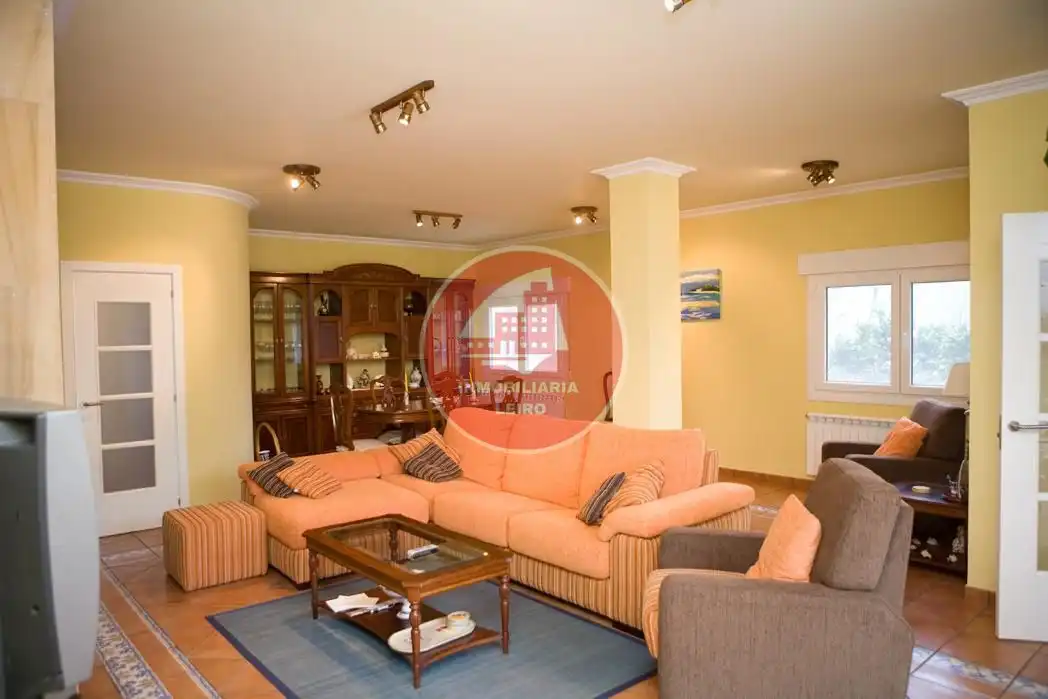 Sala d'estar de Casa o xalet en venda en Pontevedra Capital  amb Jardí privat, Terrassa i Moblat