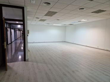 Oficina amb ascensor de lloguer a Avinguda de Sant Julià 1