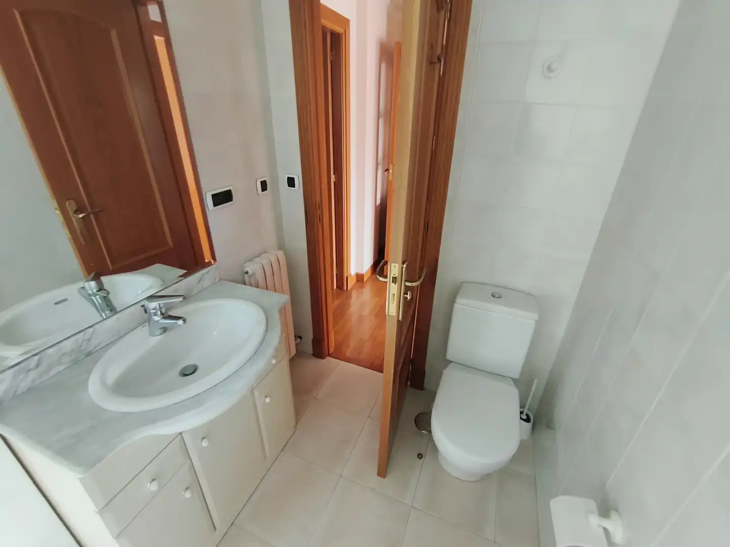 Badezimmer von Wohnung zur Miete in A Coruña Capital  mit Heizung, Parkett und Ofen