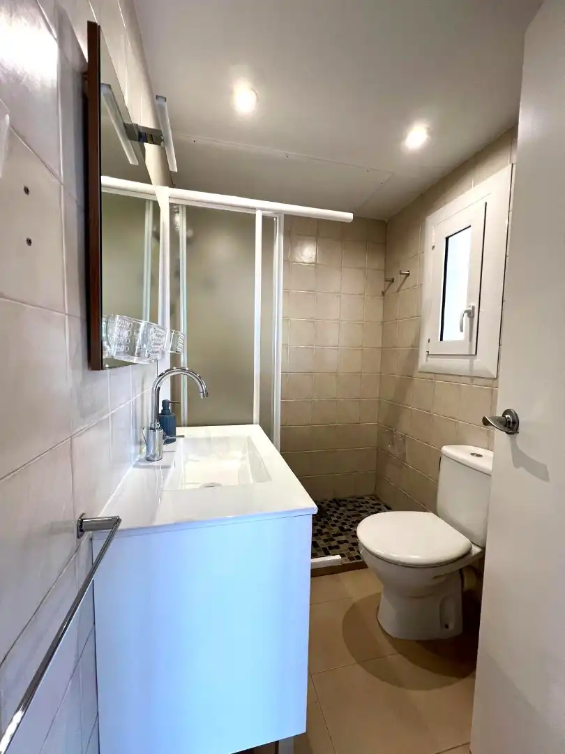 Badezimmer von Dachboden zur Miete in Barcelona mit Klimaanlage, Heizung und Parkett