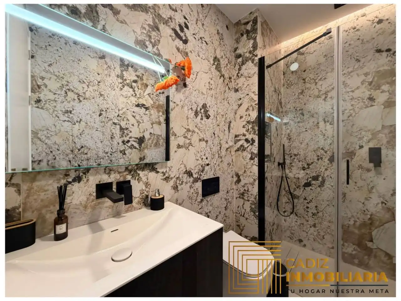 Bathroom of Flat for sale in Cádiz  with Air Conditioner and Furnished