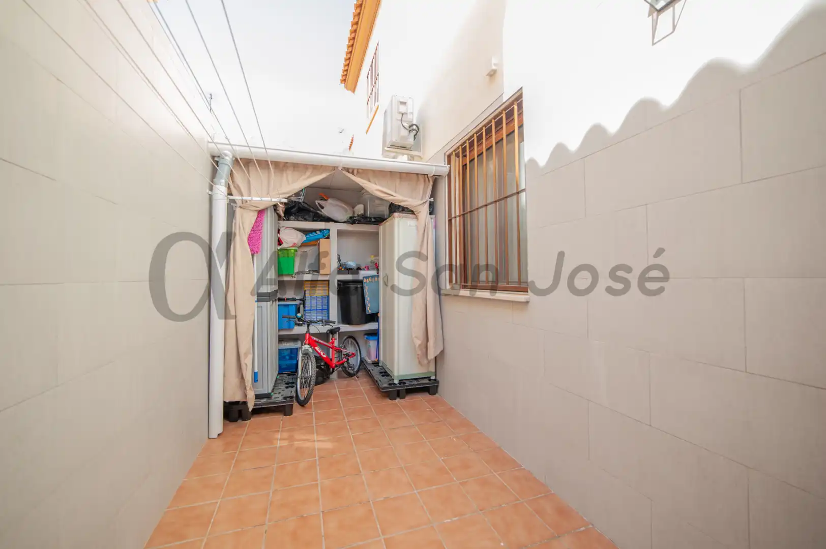 Casa adosada en venda en La Rinconada amb Aire condicionat i Moblat