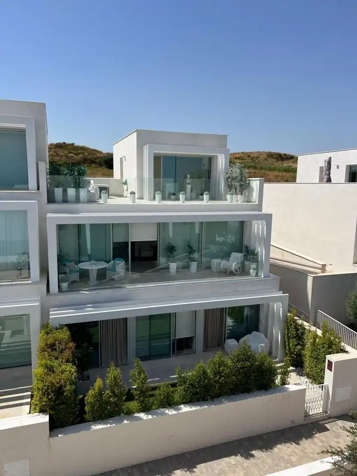 Terrassa de Casa adosada en venda en Sotogrande amb Aire condicionat, Calefacció i Jardí privat