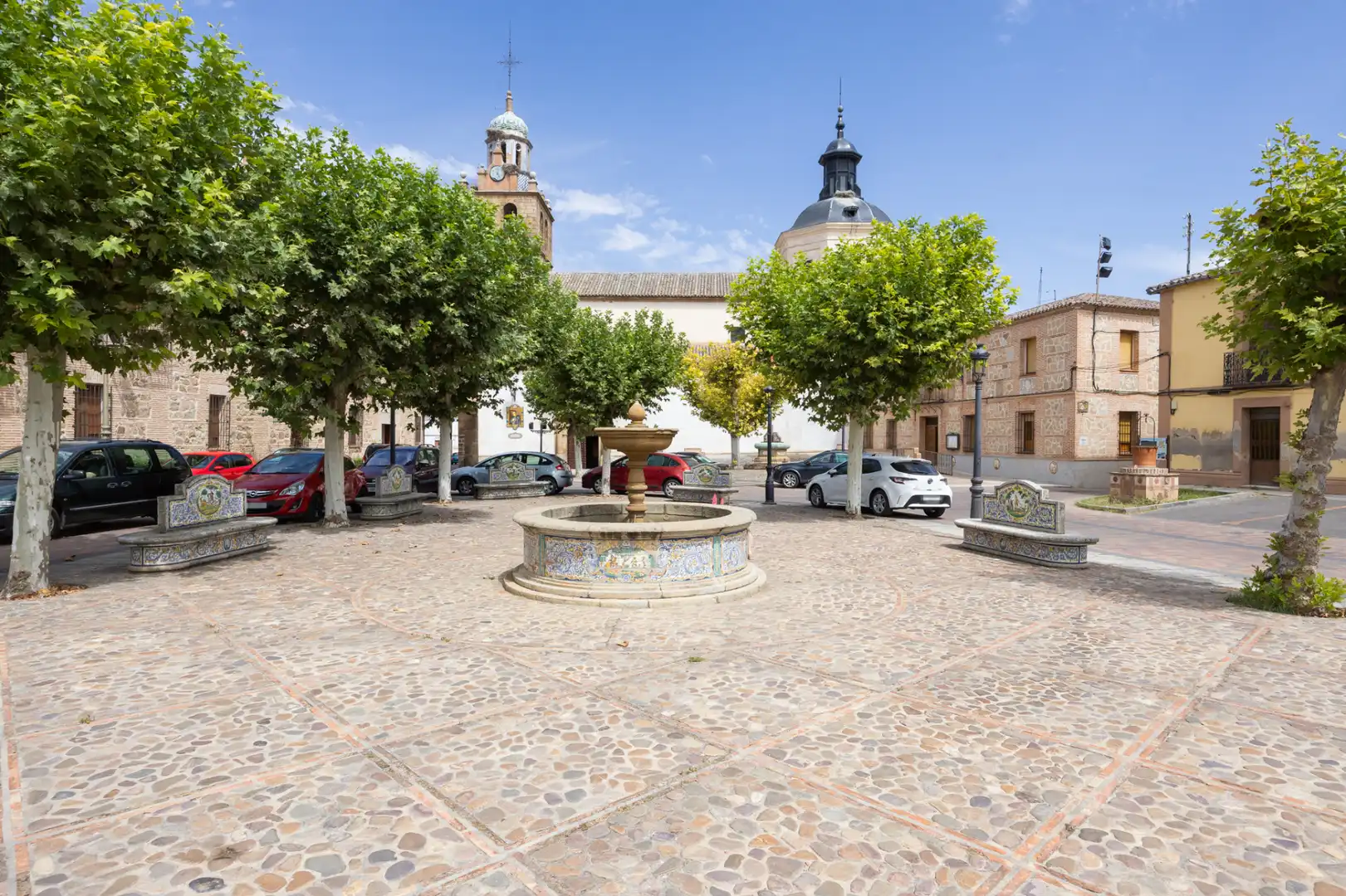 Vista exterior de Casa adosada en venda en El Puente del Arzobispo amb Traster