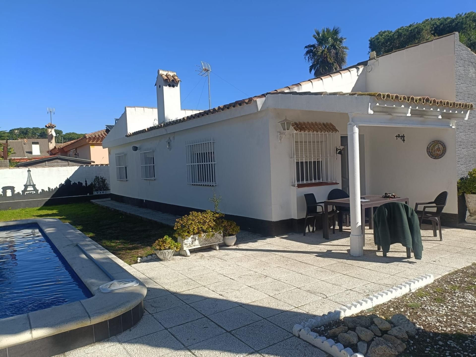 Vista exterior de Casa o chalet en venta en Chiclana de la Frontera