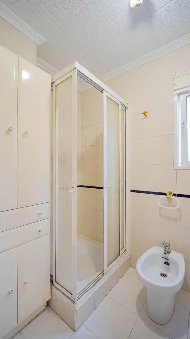 Baño de Casa adosada en venta en Torrevieja con Jardín privado, Terraza y Amueblado
