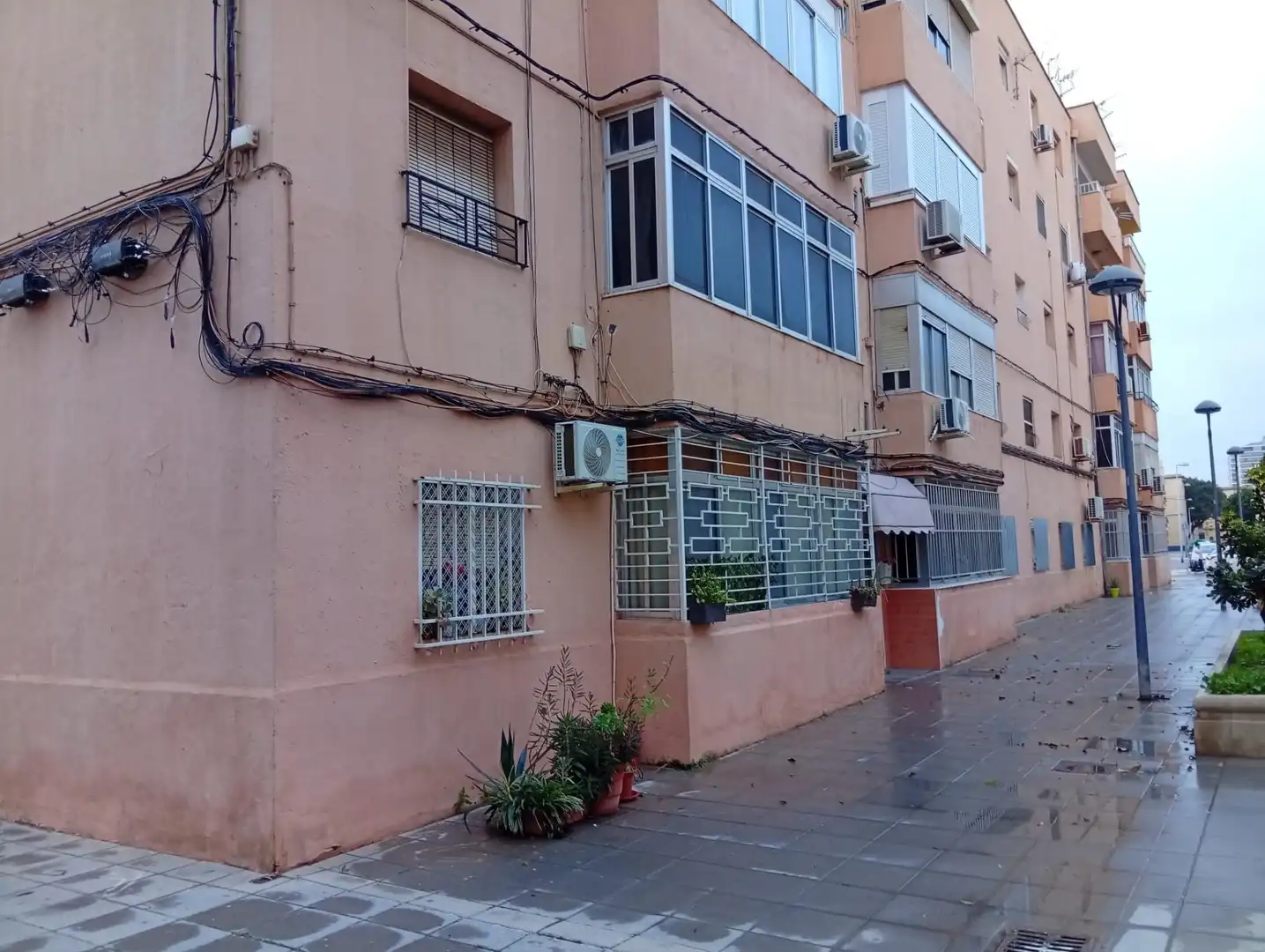 Außenansicht von Wohnung zum Verkauf in Almería mit Terrasse und Balkon