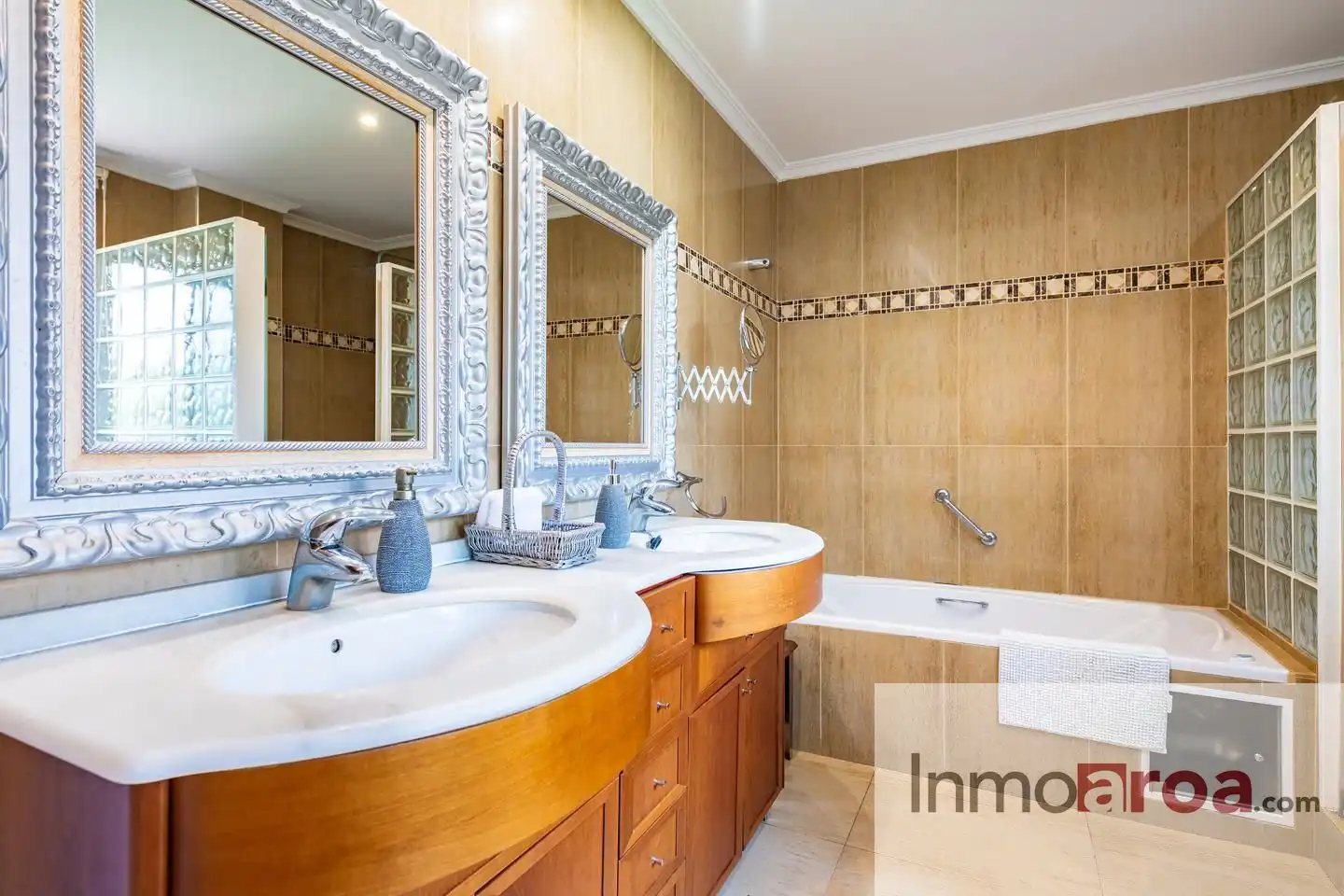 Baño de Casa o chalet en venta en Paterna con Jardín privado, Terraza y Piscina