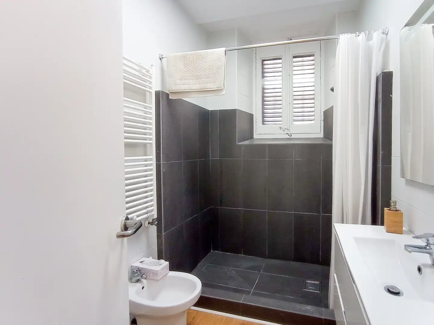 Badezimmer von Einfamilien-Reihenhaus zum Verkauf in Palamós mit Parkett, Terrasse und Balkon