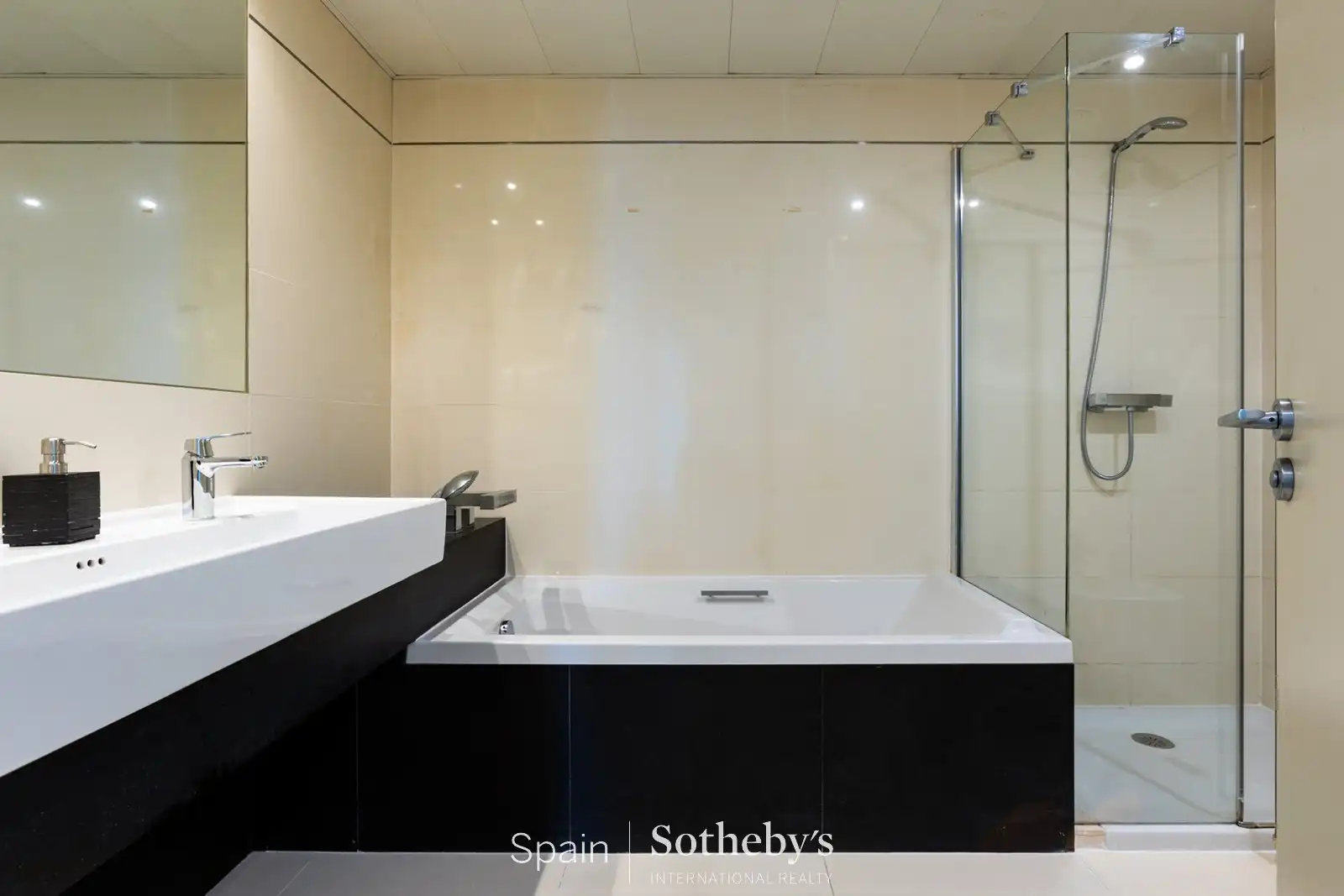 Baño de Ático en venta en Barcelona con Aire acondicionado, Calefacción y Trastero