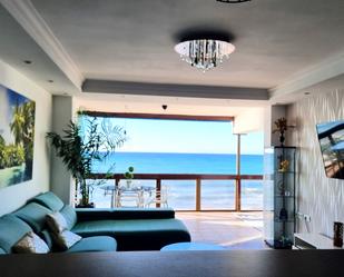 Sala d'estar de Apartament en venda en Benalmádena amb Aire condicionat, Terrassa i Moblat