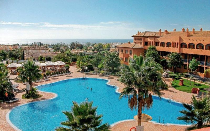 Vista exterior de Estudi en venda en Estepona amb Aire condicionat, Parquet i Terrassa