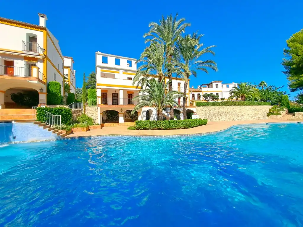 Maison mitoyenne avec piscine à vendre à CV-735
