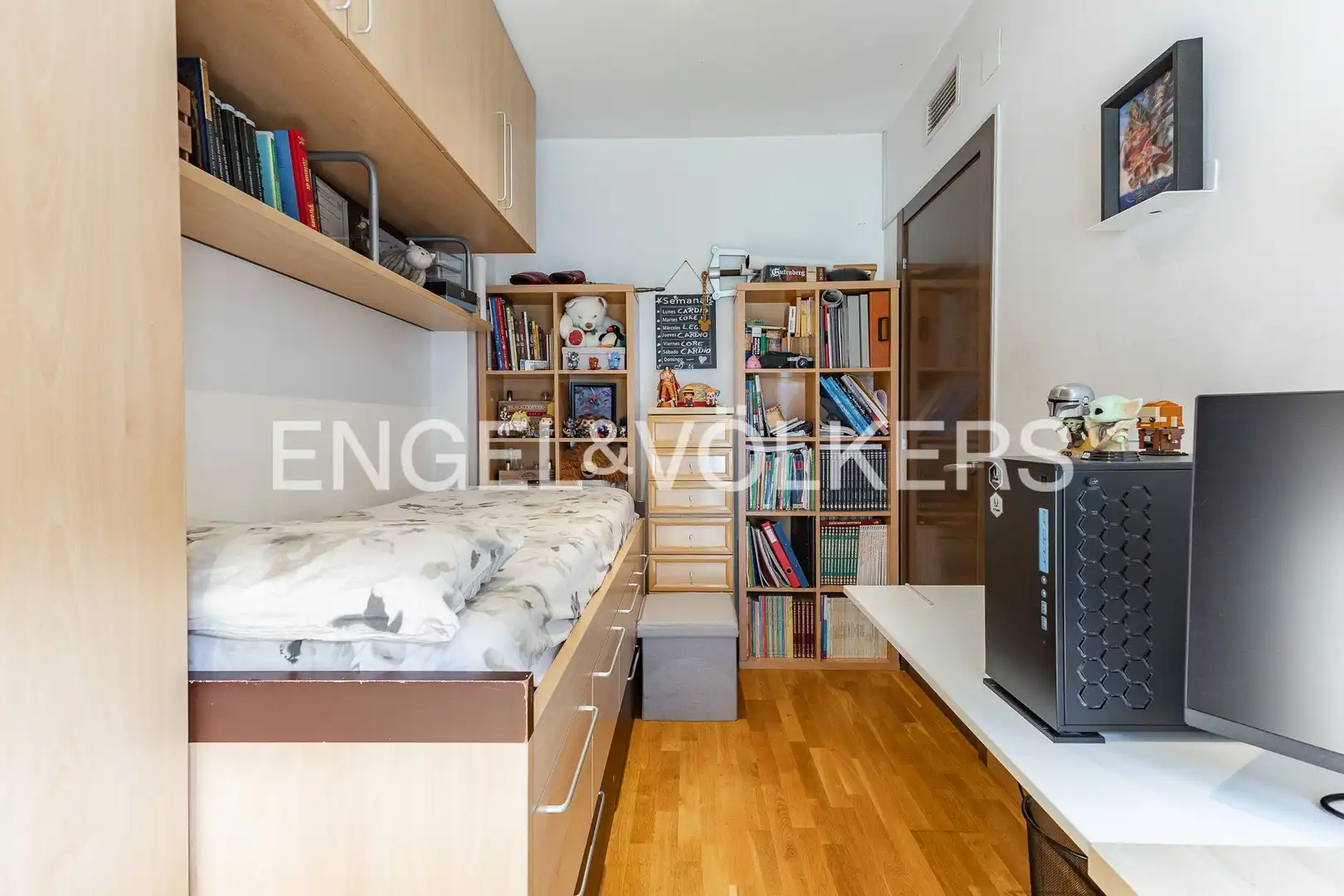 Habitación de Casa adosada en venta en Barcelona con Aire acondicionado, Calefacción y Jardín privado