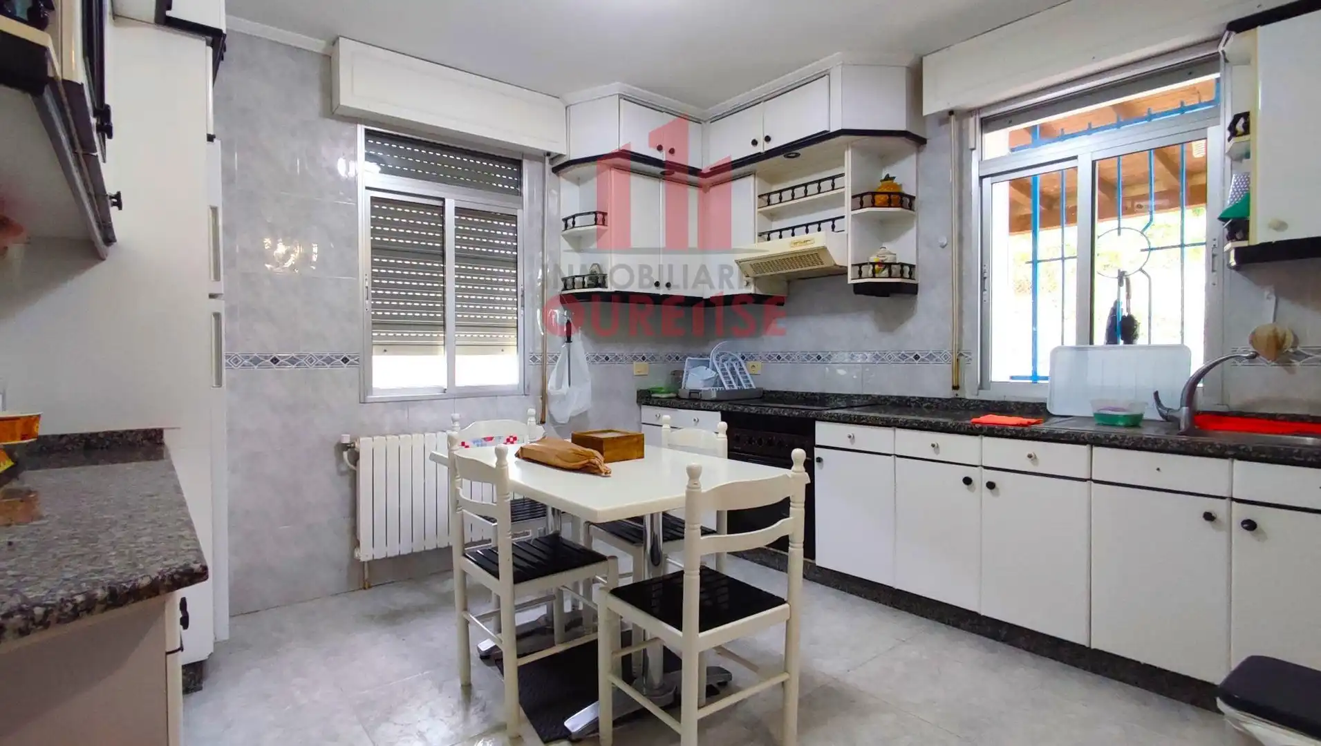 Cuina de Casa o xalet en venda en Ourense Capital  amb Calefacció i Jardí privat