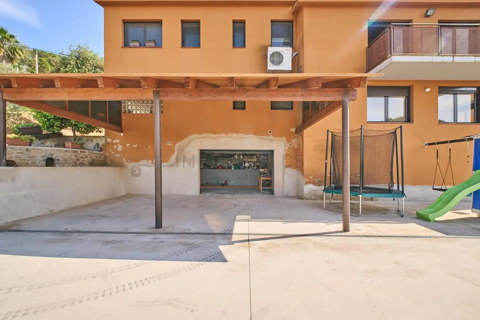 Vista exterior de Casa o xalet en venda en Vilanova del Vallès amb Jardí privat, Terrassa i Piscina