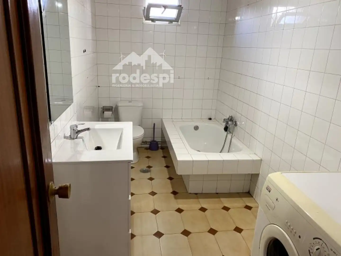 Badezimmer von Wohnung zur Miete in Arbo mit Heizung, Abstellraum und Möbliert