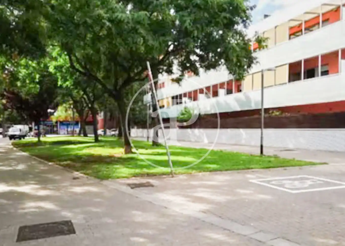 Außenansicht von Wohnung zum Verkauf in Barcelona mit Klimaanlage, Heizung und Privatgarten
