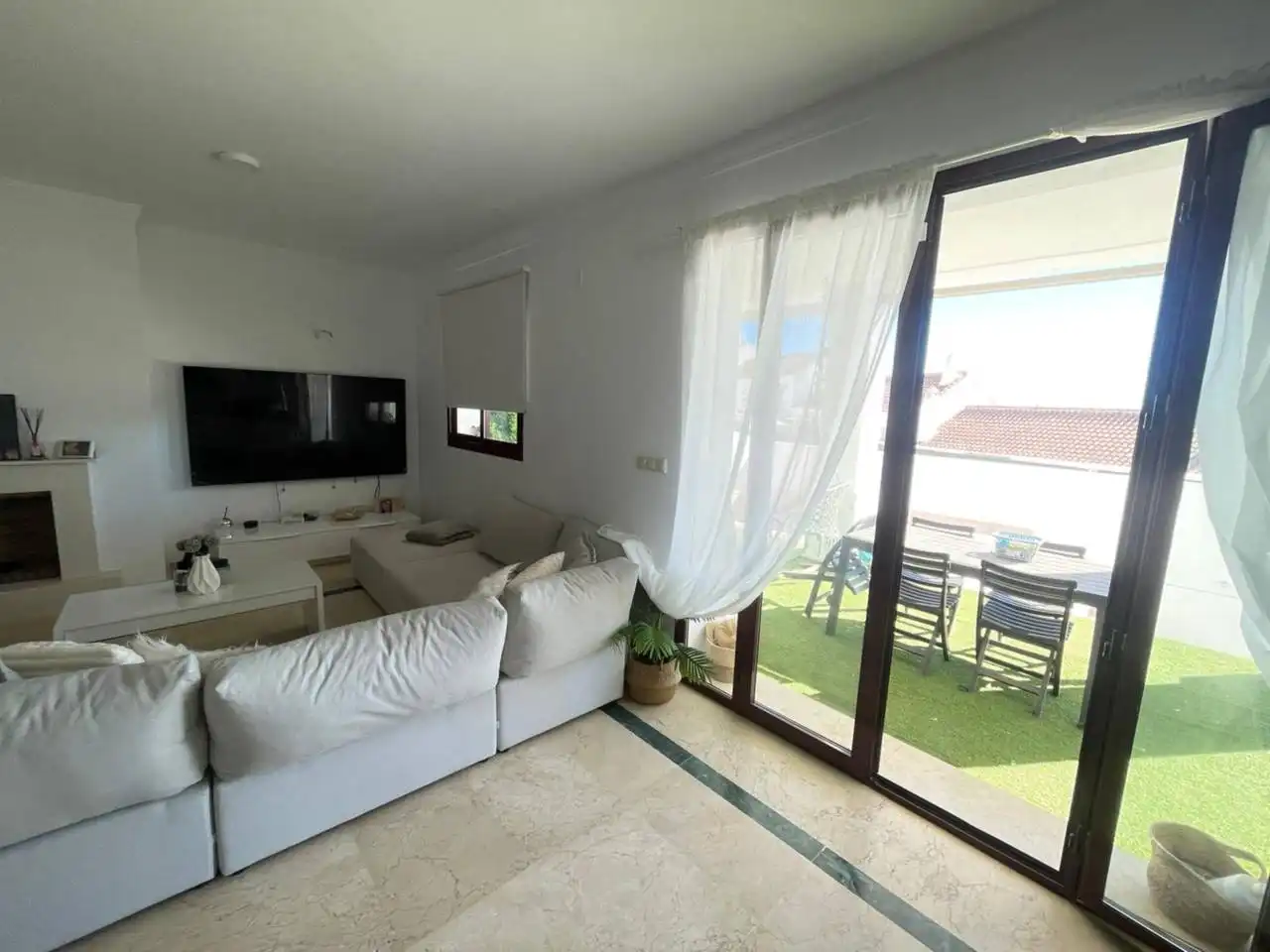 Sala de estar de Casa adosada en venta en Casares con Jardín privado, Terraza y Piscina