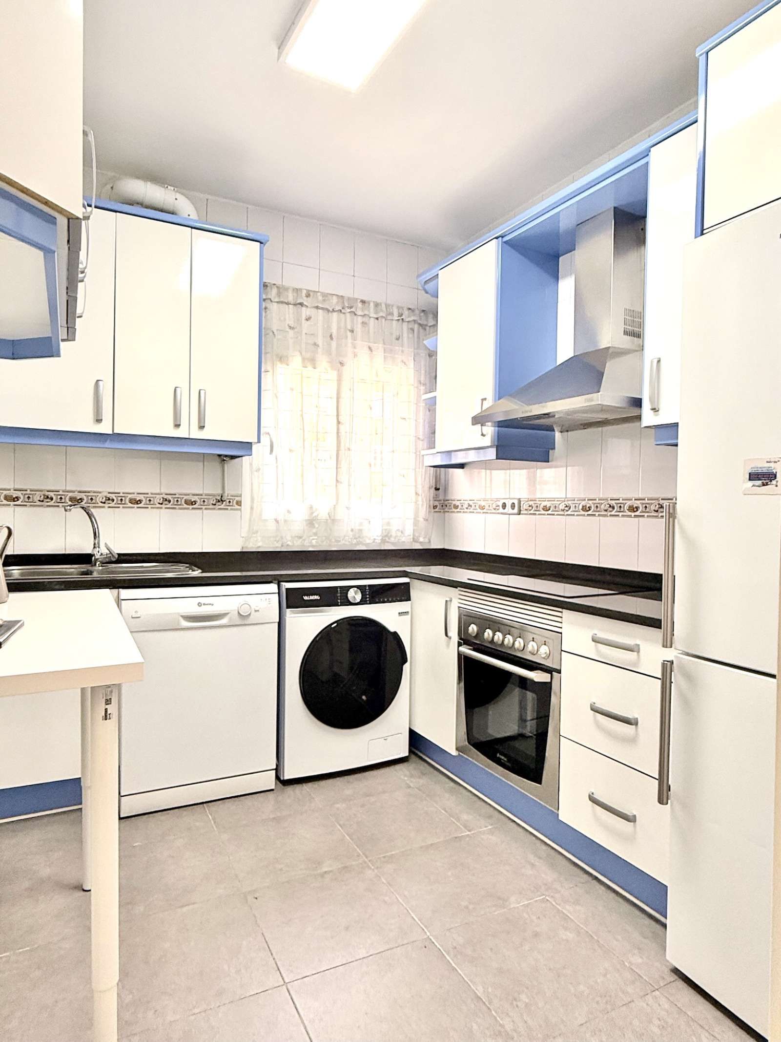 Cuina de Apartament per a compartir en  Madrid Capital amb Aire condicionat, Calefacció i Terrassa