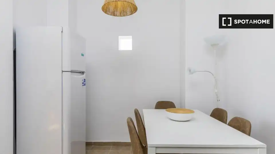 Cuina de Pis de lloguer en Valencia amb Aire condicionat, Calefacció i Moblat