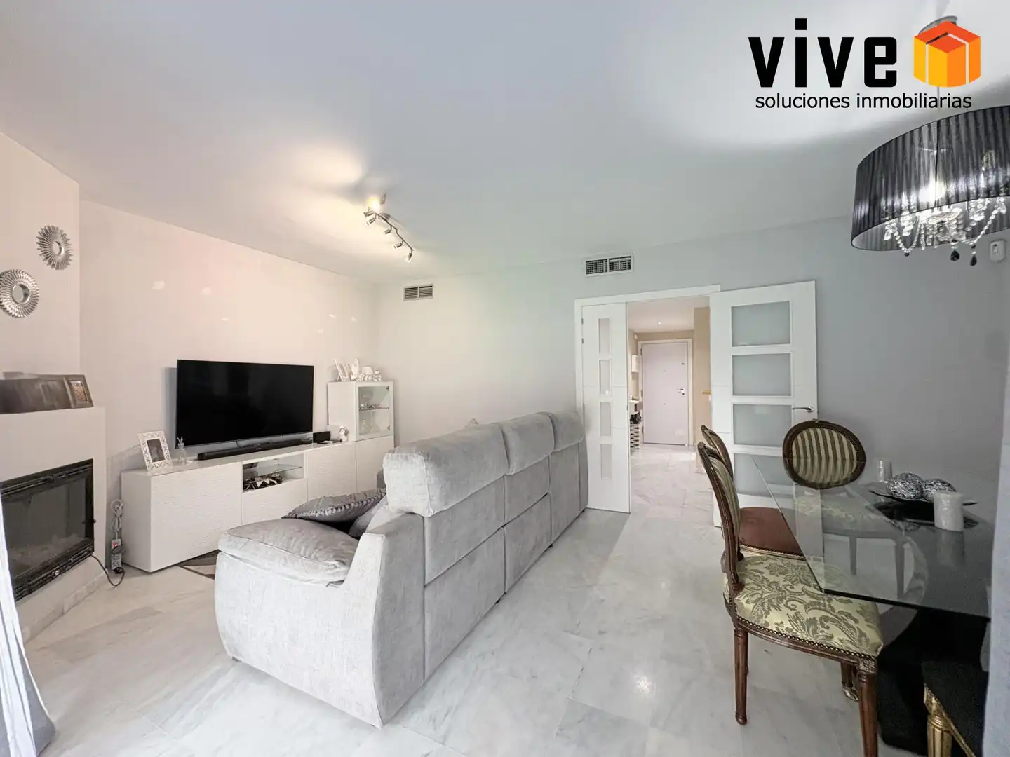 Sala d'estar de Casa adosada en venda en San Juan de Aznalfarache amb Aire condicionat, Calefacció i Piscina comunitària