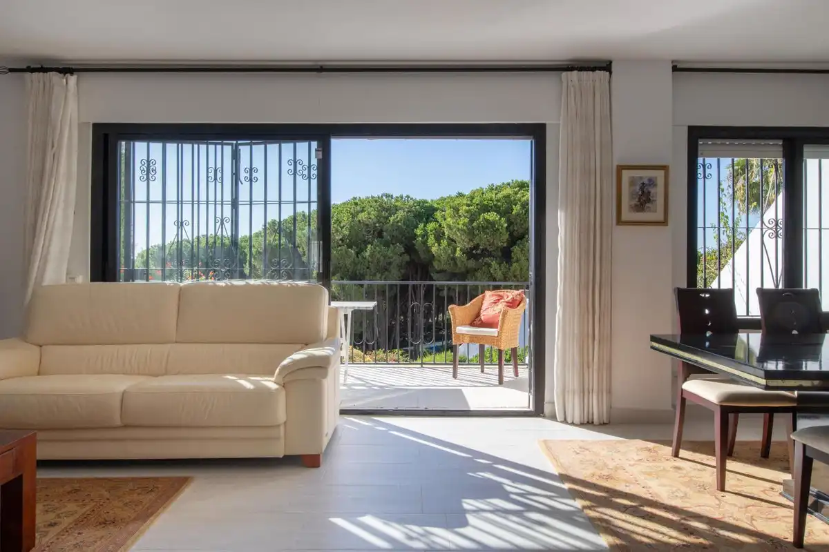 Sala de estar de Casa adosada en venta en Marbella con Terraza y Piscina