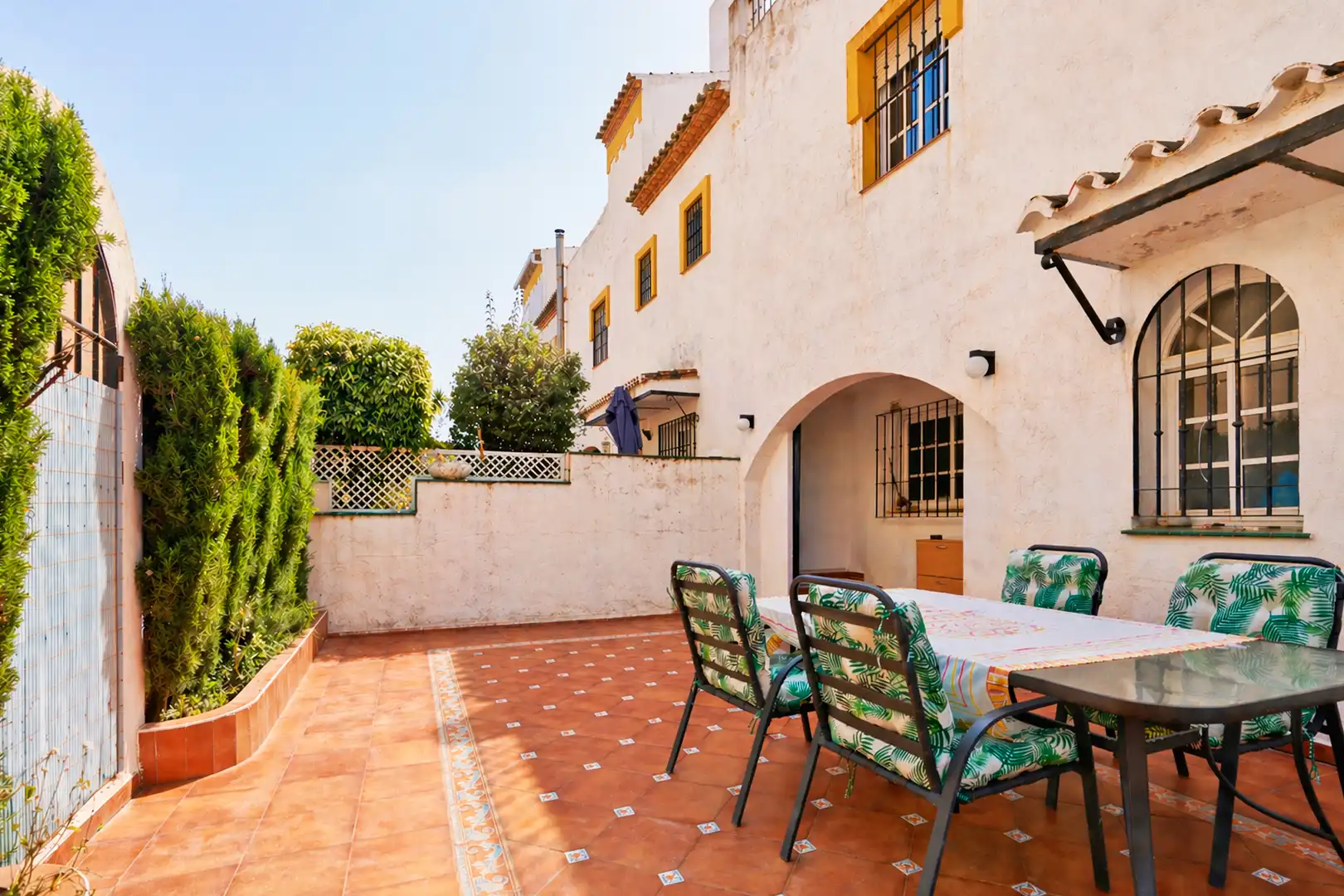 Terrasse von Einfamilien-Reihenhaus zum Verkauf in Marbella mit Klimaanlage, Heizung und Terrasse